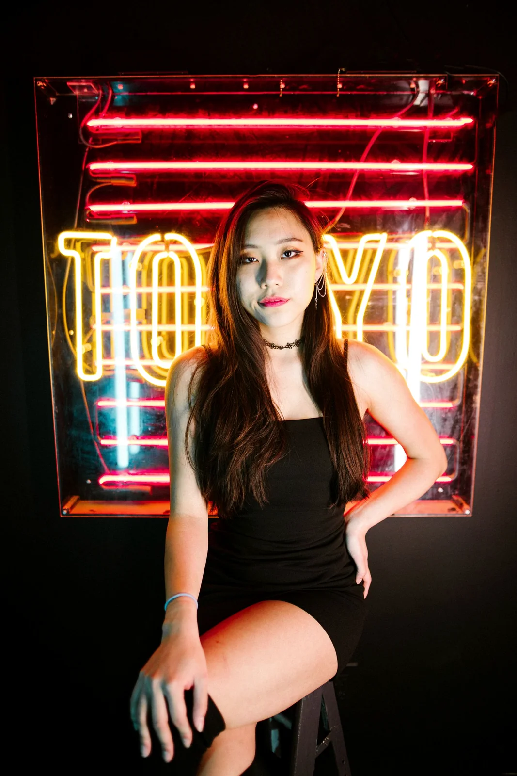 Ciulioneros. — A neon-lit close-up, slow turn, soft film grain